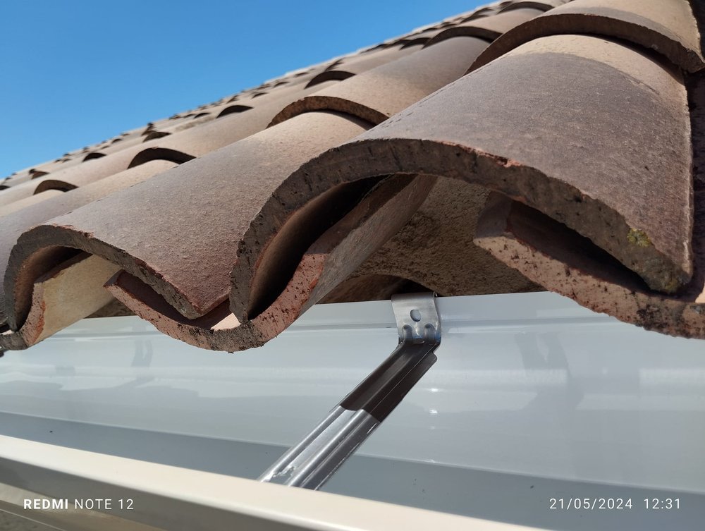 Pose de gouttières sur maison provençale, Alpes-Maritimes