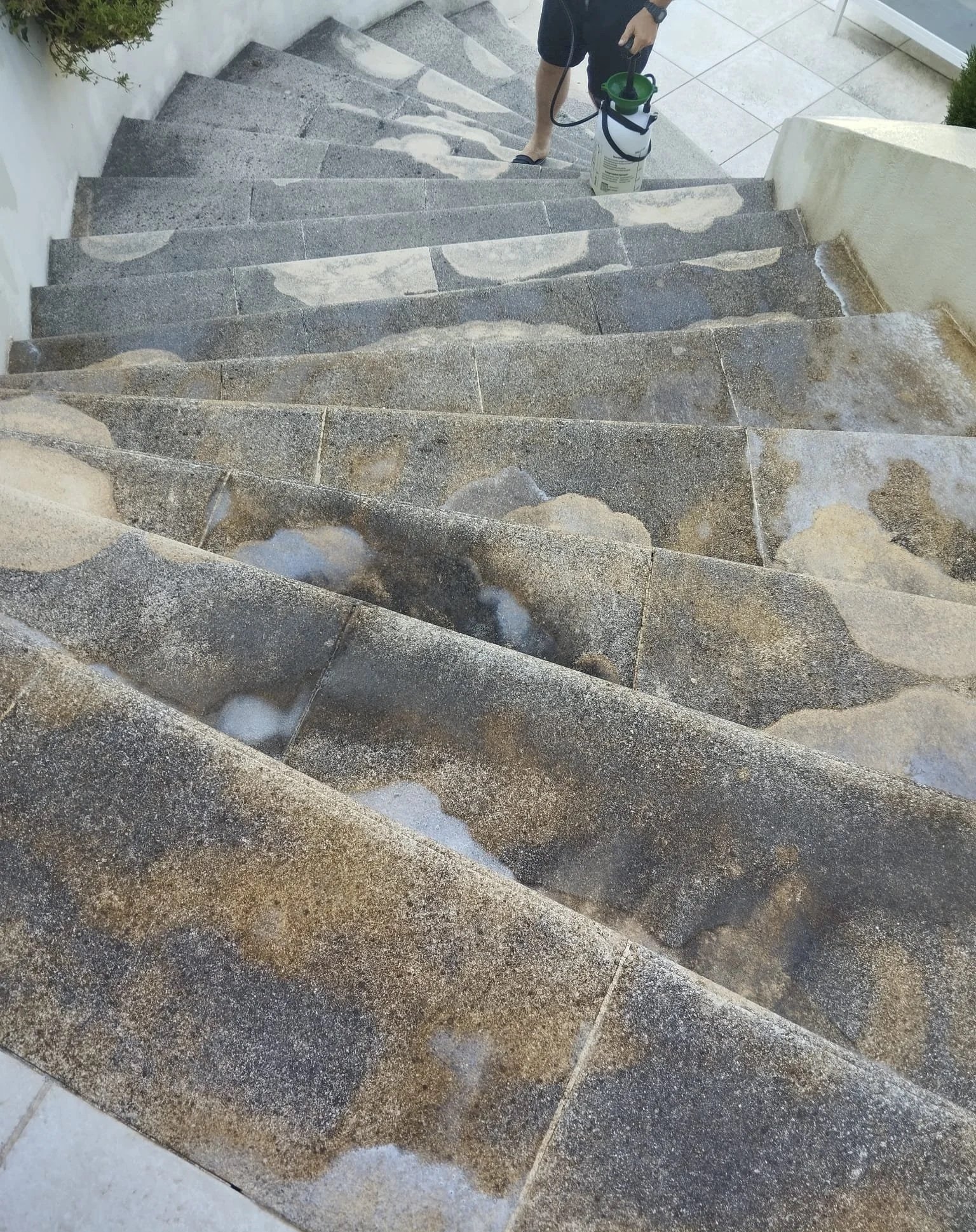 Escalier avant nettoyage haute pression